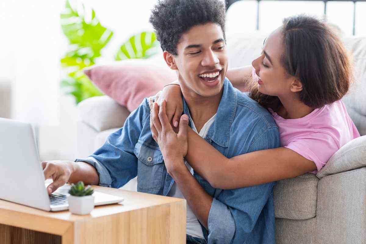 5 Clues A Sagittarius Woman Is Flirting With You